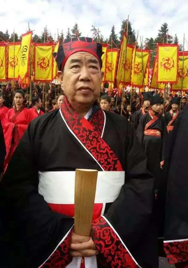 贾平凹身着栖凤阁汉服祭祀西王母