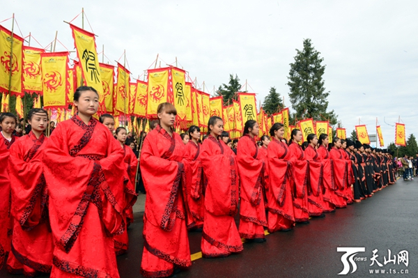 贾平凹身着栖凤阁汉服祭祀西王母