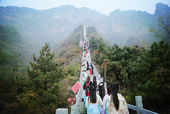 重阳节轿顶山首届汉服文化节举行