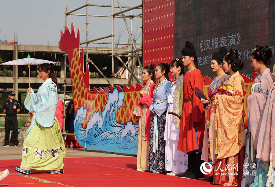 安徽服装小镇T台汉服秀 年产汉服万件销国外